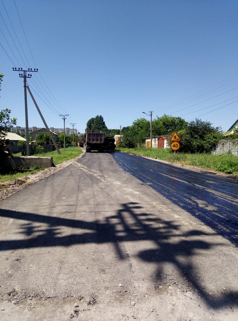 Закончены работы по устройству выравнивающего и верхнего слоев покрытия на пер. Больничном городского округа Армянск