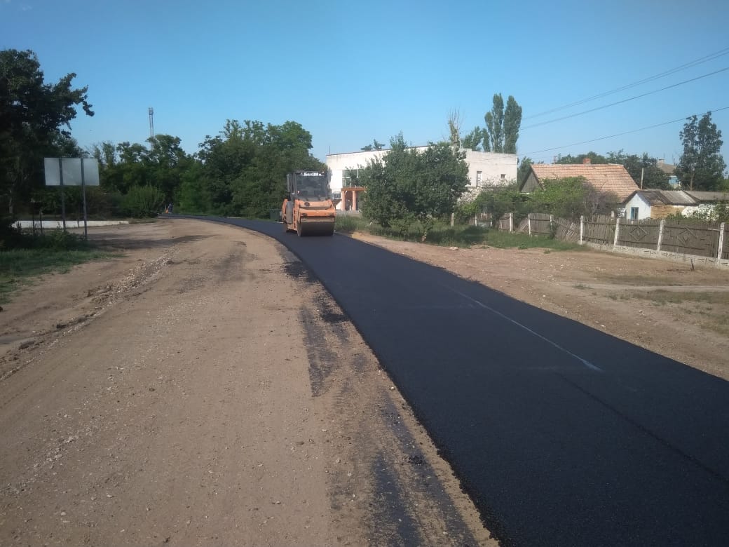 Закончены работы по устройству выравнивающего и верхнего слоев покрытия на ул. Титова с. Пахаревка Джанкойского района