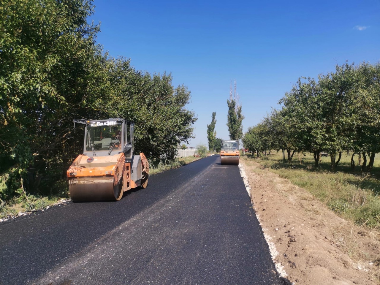 Закончены работы по устройству выравнивающего и верхнего слоев покрытия на ул. Бульварная с. Новостепное Джанкойского района