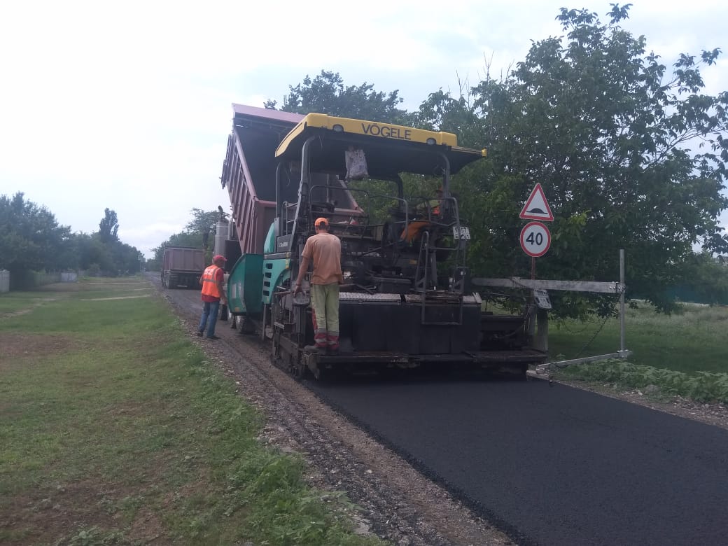 Закончены работы по устройству выравнивающего слоя покрытия на ул. Ленина с. Новосельцево Джанкойского района