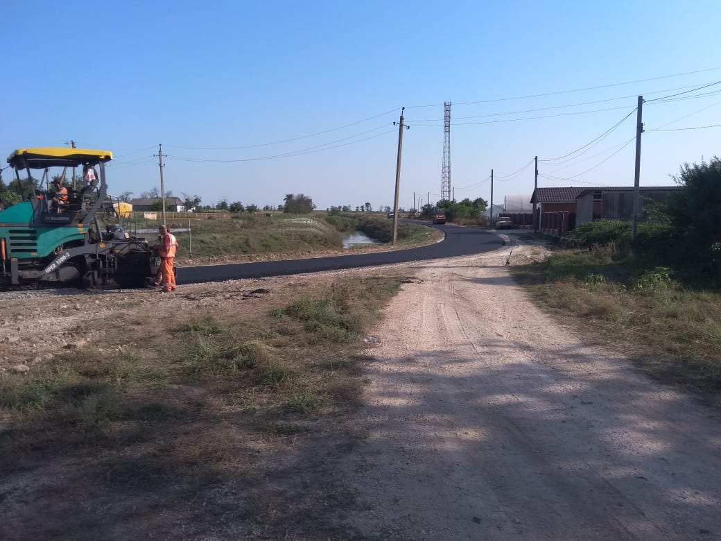 Закончены работы по устройству выравнивающего и верхнего слоев покрытия на ул. Интернациональная с. Мирновка Джанкойского района