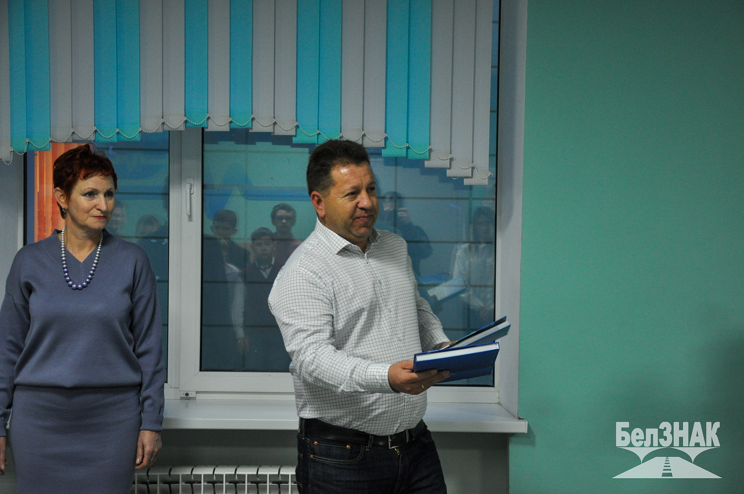  Директор Назаренко Е.Н. от лица Компании БЕЛЗНАК вручил памятные подарки и призы двум одиннадцатиклассникам из Борисовки