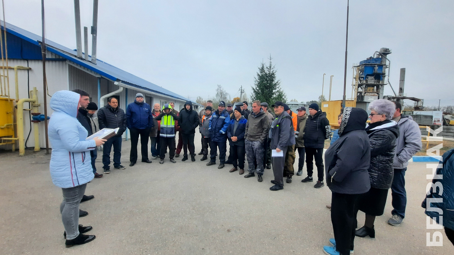 В преддверии Дня работников дорожного хозяйства в подразделениях компании БЕЛЗНАК на территории Белгородской области и в Республике Крым прошли торжественные вручения почетных наград