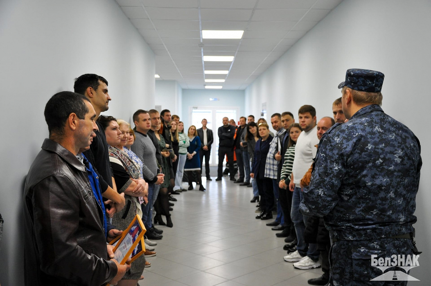 Начальником ОМВД по Борисовскому району Старцевым А.В. в торжественной обстановке вручены Благодарственные письма УМВД России по Орловской области специалистам БЕЛЗНАКа