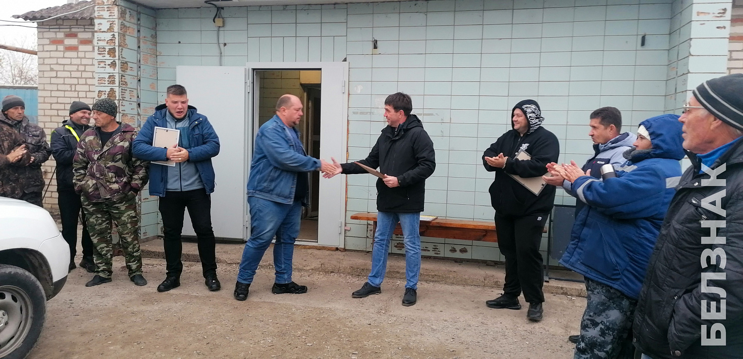 В преддверии Дня работников дорожного хозяйства в подразделениях компании БЕЛЗНАК на территории Белгородской области и в Республике Крым прошли торжественные вручения почетных наград