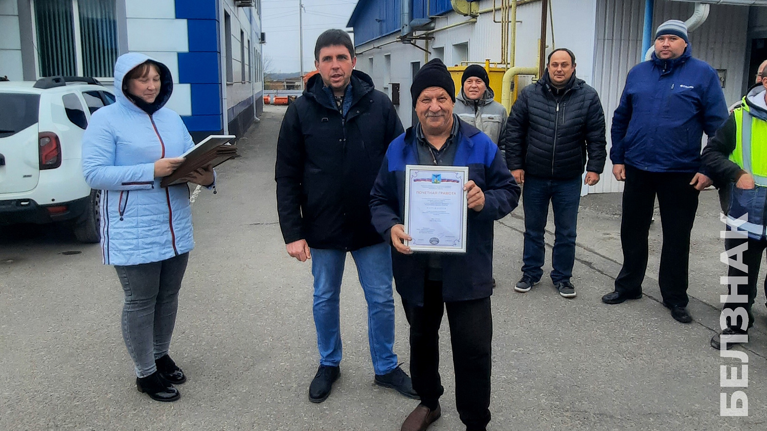 В преддверии Дня работников дорожного хозяйства в подразделениях компании БЕЛЗНАК на территории Белгородской области и в Республике Крым прошли торжественные вручения почетных наград