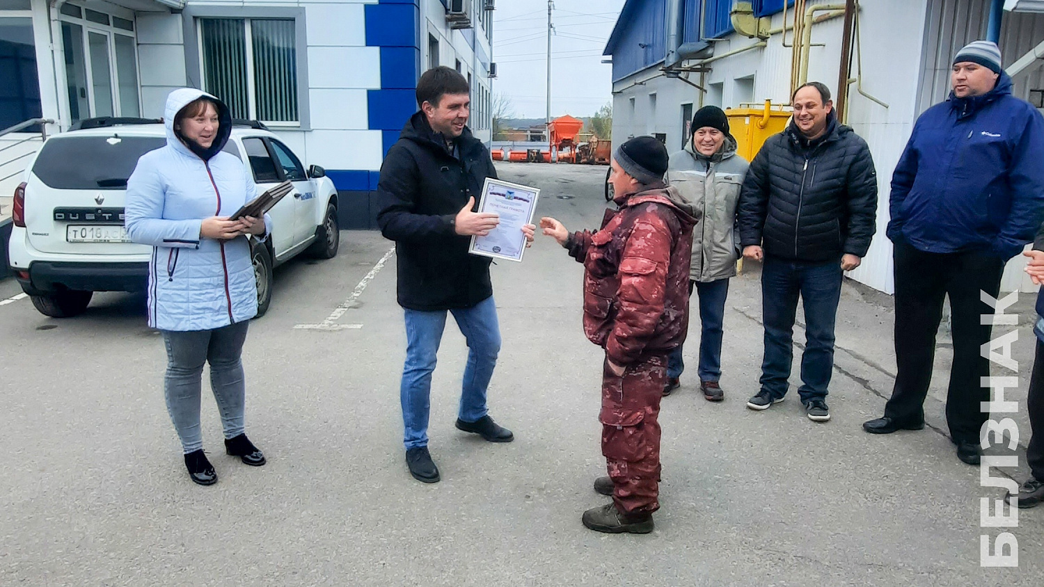 В преддверии Дня работников дорожного хозяйства в подразделениях компании БЕЛЗНАК на территории Белгородской области и в Республике Крым прошли торжественные вручения почетных наград
