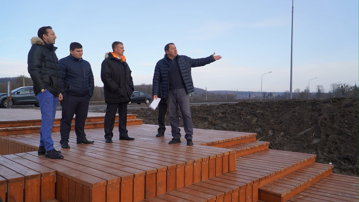 Велолыжероллерную трассу в п. Борисовка посетили заместитель губернатора Белгородской области – министр имущественных и земельных отношений Белгородской области и первый заместитель главы администрации Борисовского района