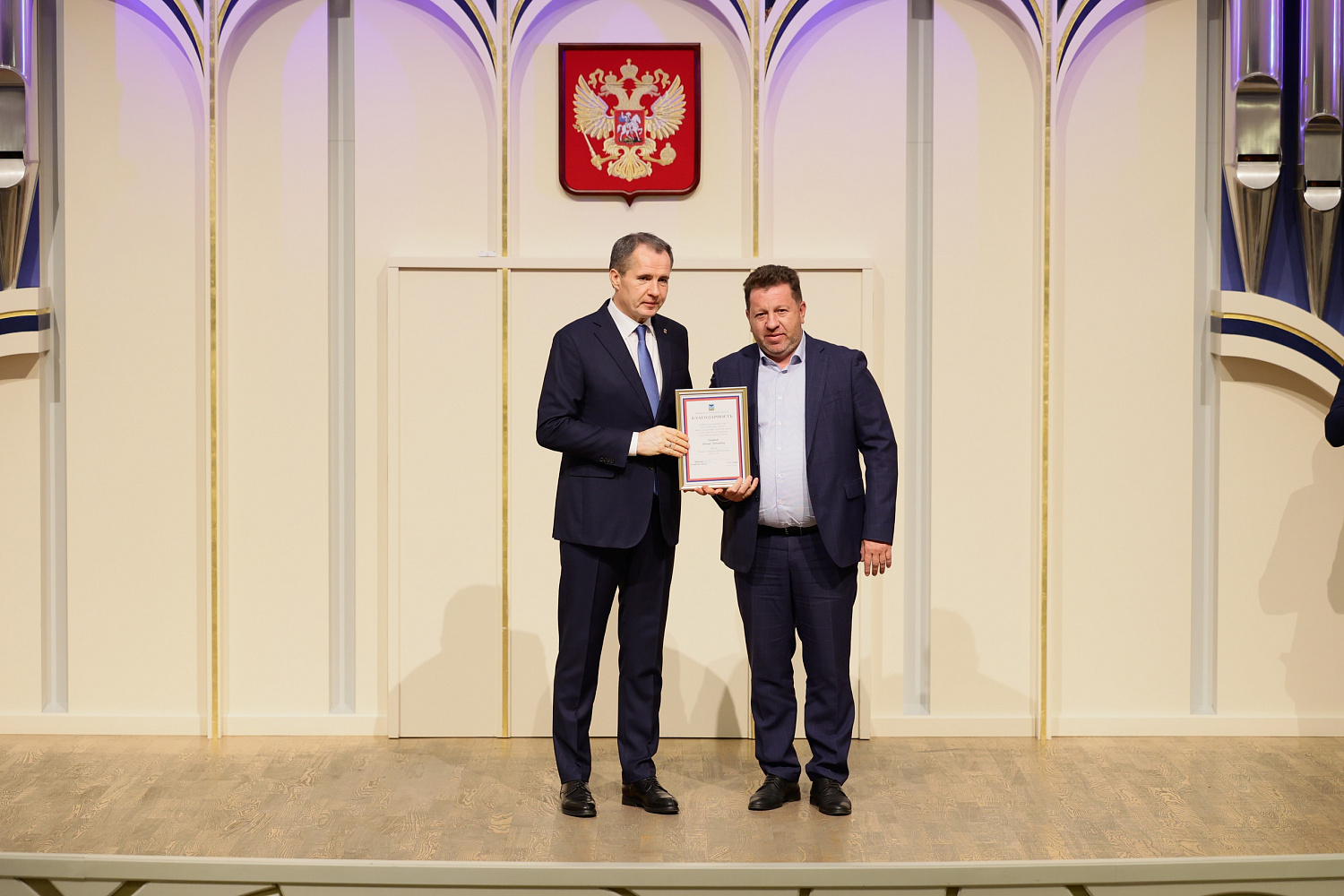 В Белгородской государственной филармонии состоялось торжественное мероприятие, посвященное сразу двум профессиональным праздникам: Дню работников дорожного хозяйства (20 октября) и Дню автомобилиста (27 октября)