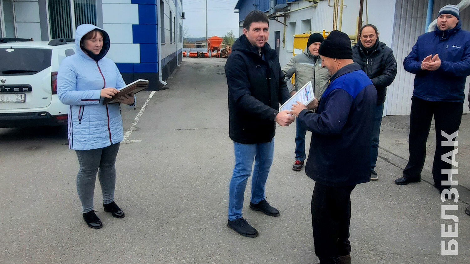 В преддверии Дня работников дорожного хозяйства в подразделениях компании БЕЛЗНАК на территории Белгородской области и в Республике Крым прошли торжественные вручения почетных наград