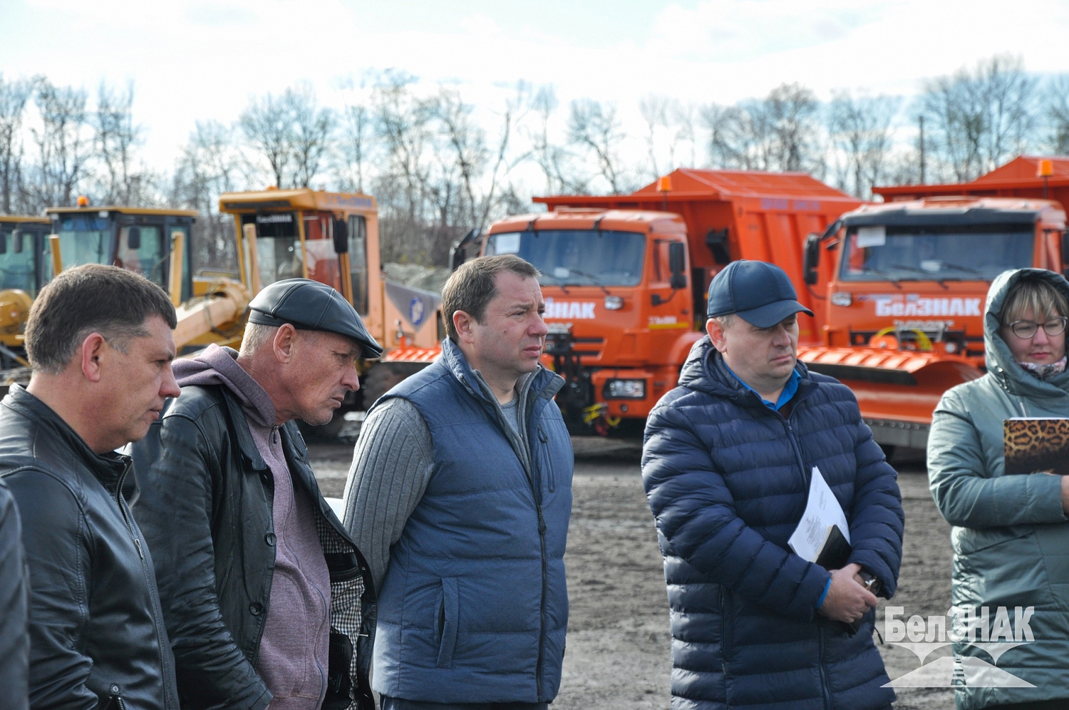 На территории нового Губкинского подразделения компании БелЗНАК проведено совместное выездное совещание по вопросам подготовки к зимнему содержанию автомобильных дорог общего пользования