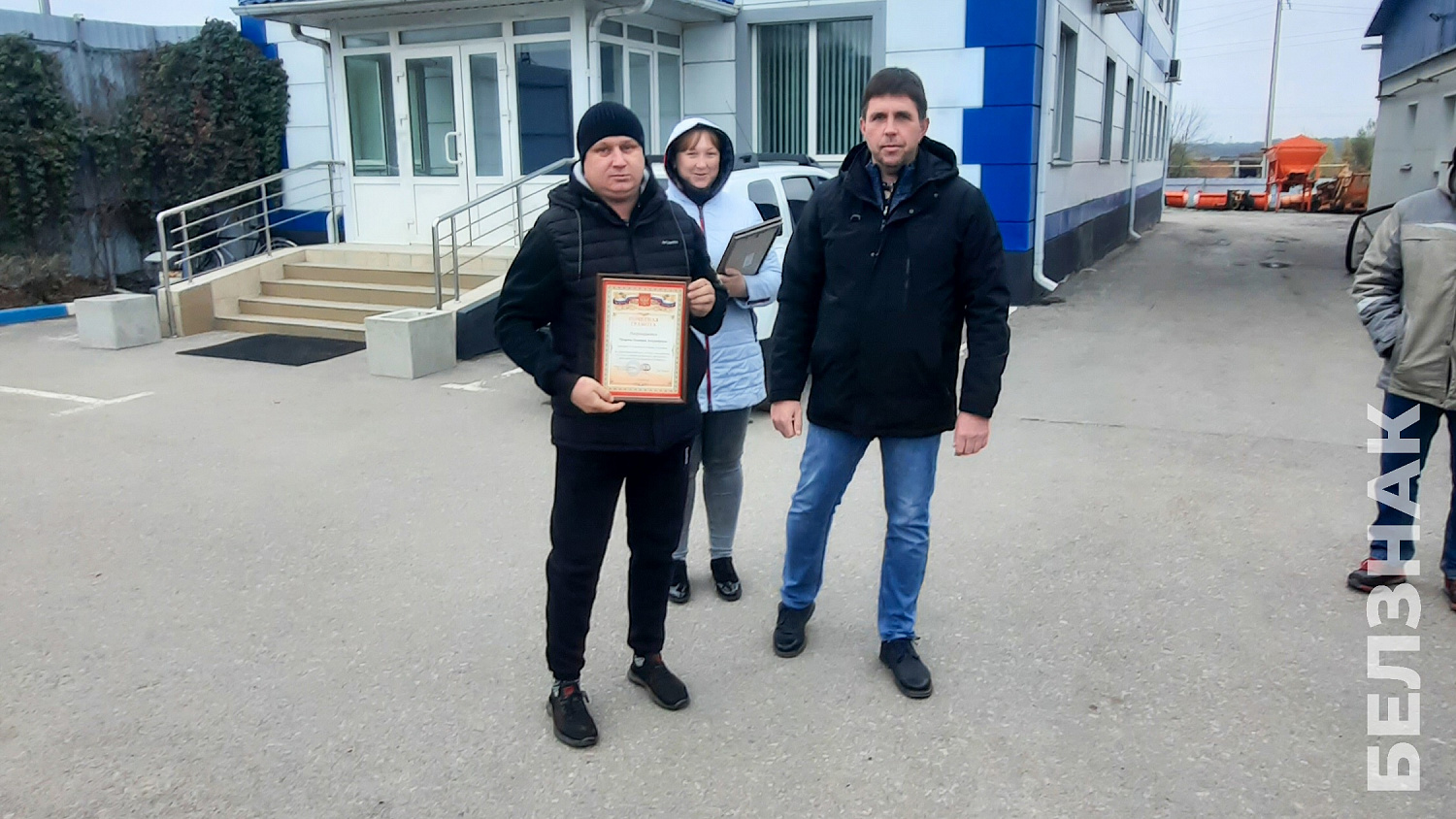 В преддверии Дня работников дорожного хозяйства в подразделениях компании БЕЛЗНАК на территории Белгородской области и в Республике Крым прошли торжественные вручения почетных наград